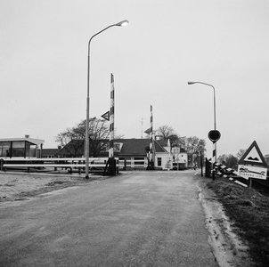 166531 Gezicht op de spoorwegovergang in de Borgercompangiesterweg bij het N.S.-station Sappemeer Oost te ...